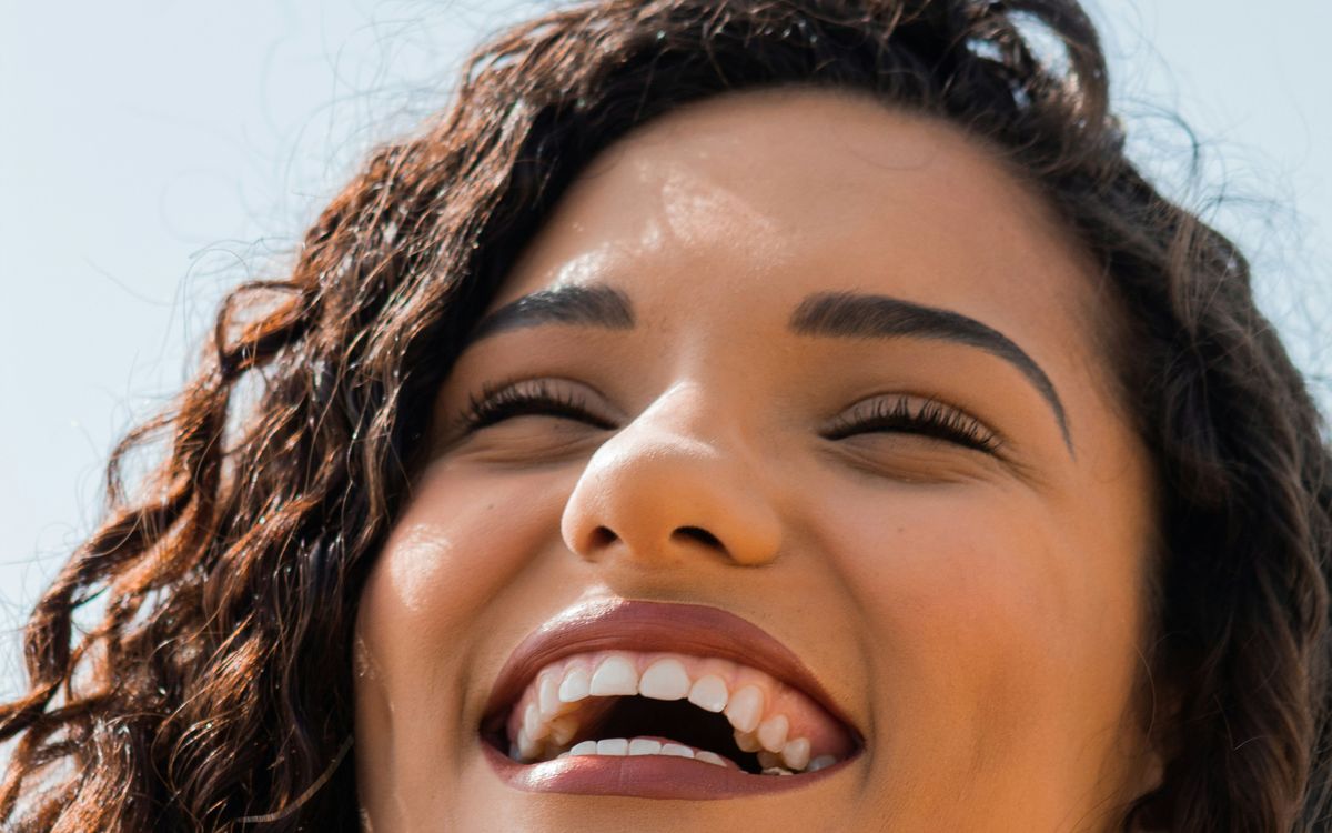 Mujer riendo con una sonrisa natural