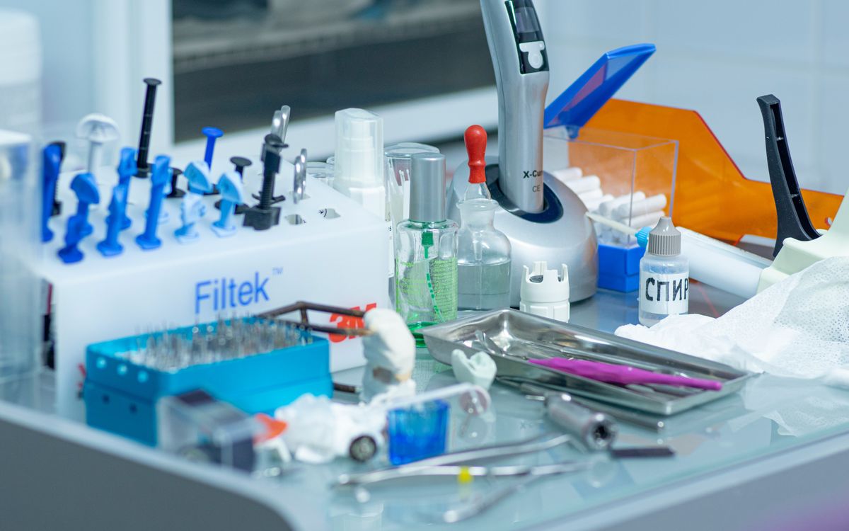 Materiales e instrumental en una consulta dental