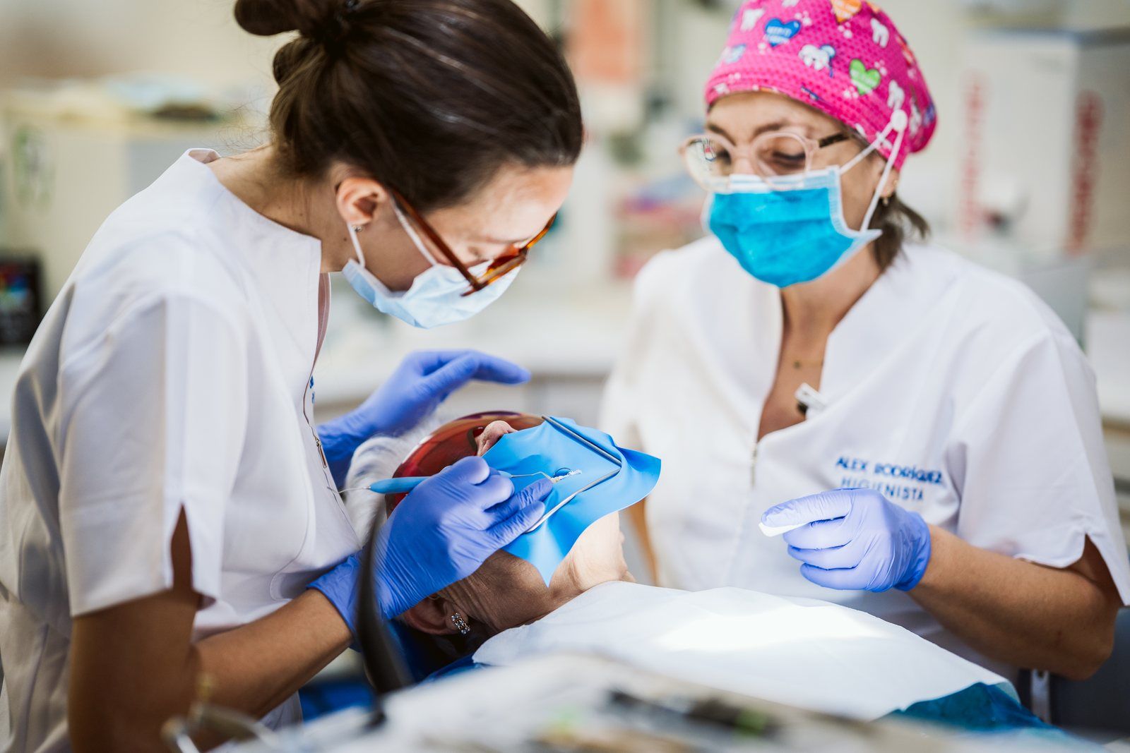 Elena Bolufer tratando a una paciente en su consulta dental en Barcelona